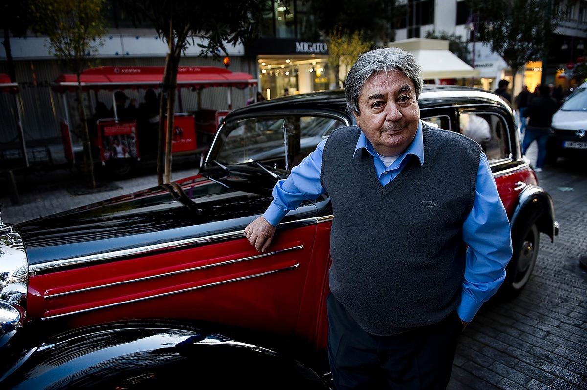 George är egentligen pensionär, men tvingas fortsätta köra runt turister i Aten för att kunna betala sin hyra.