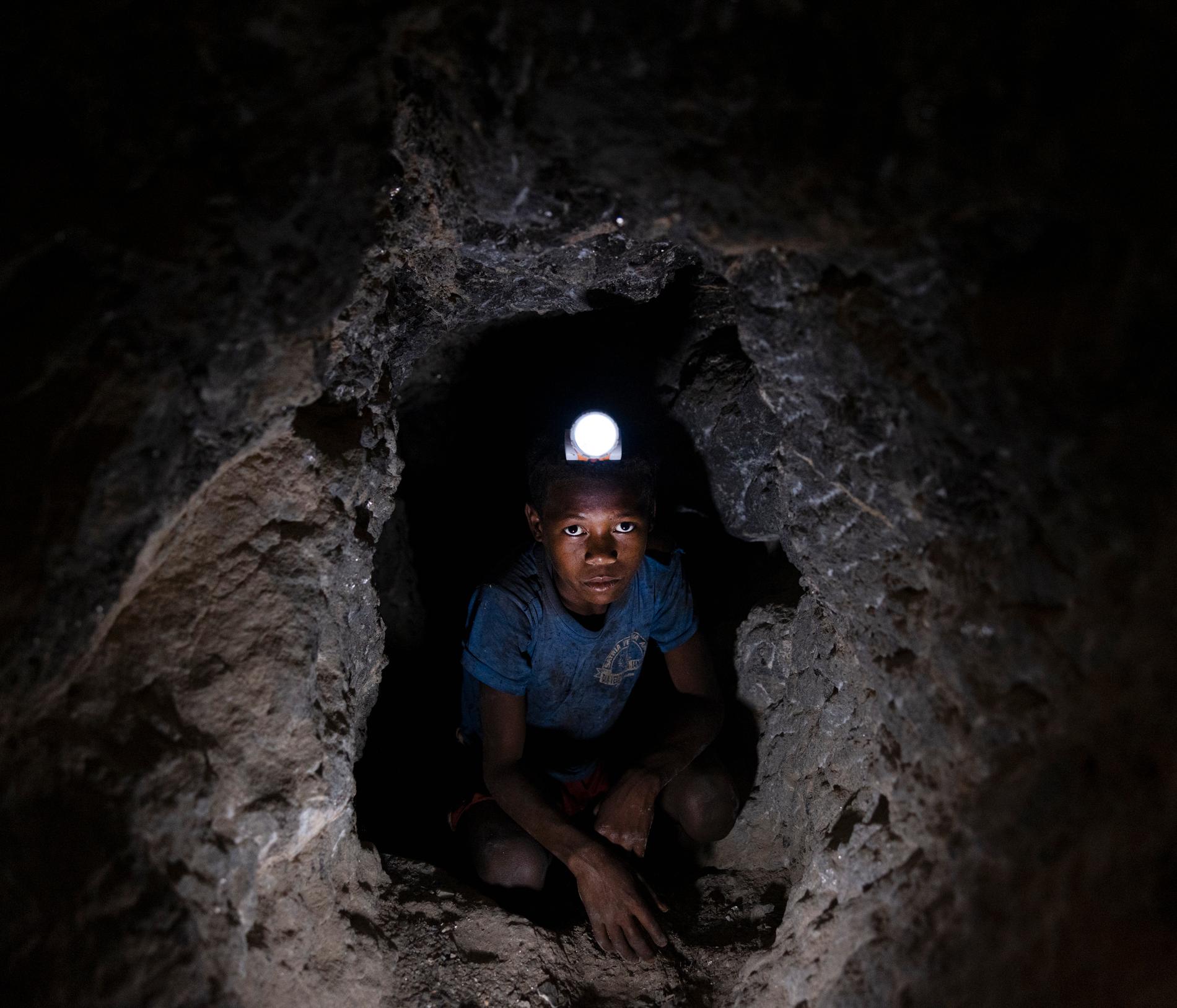 Laha Varivahtse, 13, arbetar i gruvan. 