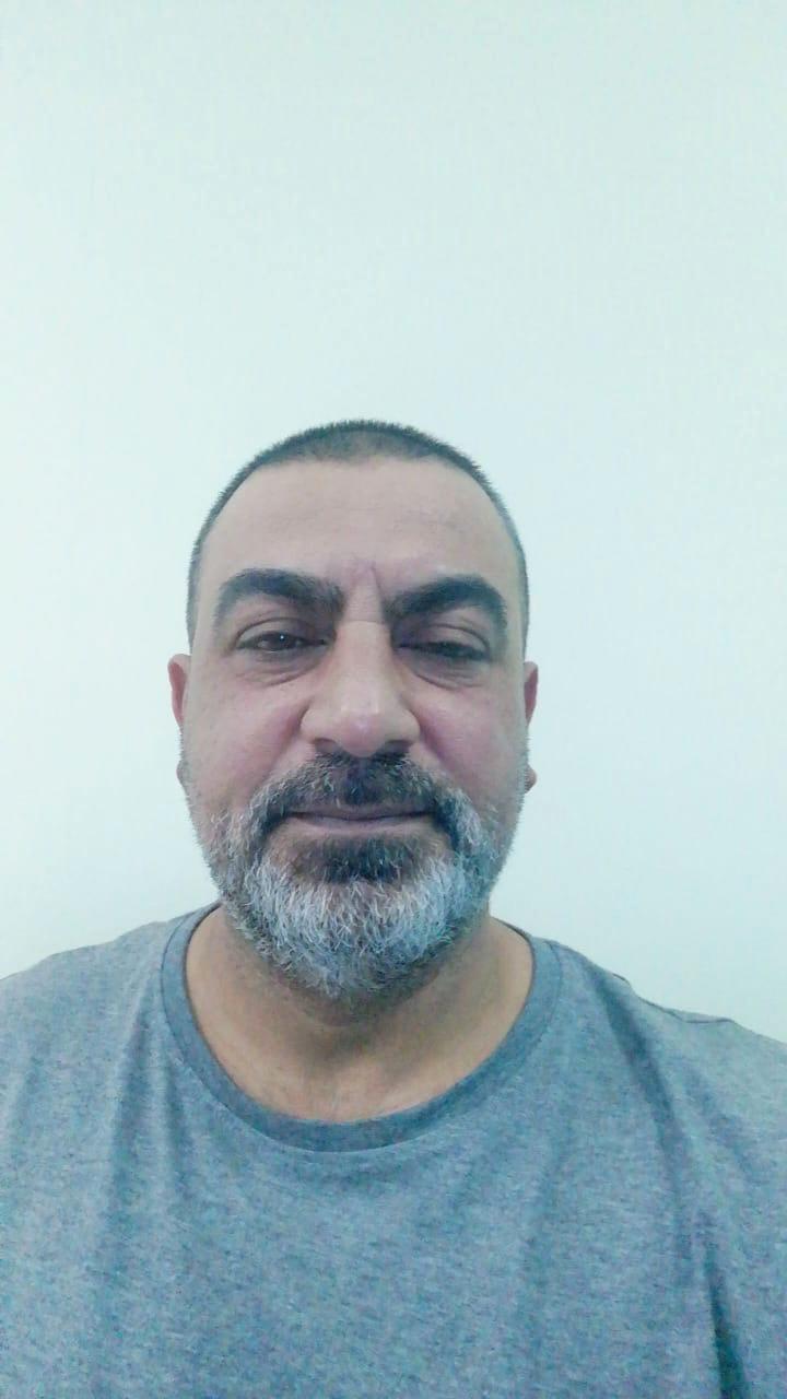 Taxichauffören Ali Chaito har inte jobbat på flera månader och har svårt att försörja familjen i Beirut.