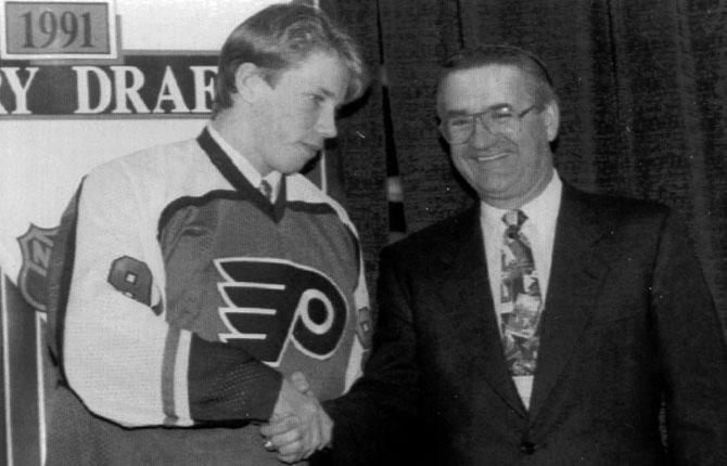 DRAFTEN. Sommaren 1991 draftades Peter Forsberg som nummer sex av Philadelphia Flyers, en klubb det skulle ta många år innan han representerade. Här ses han med klubbens scout Red Sullivan.