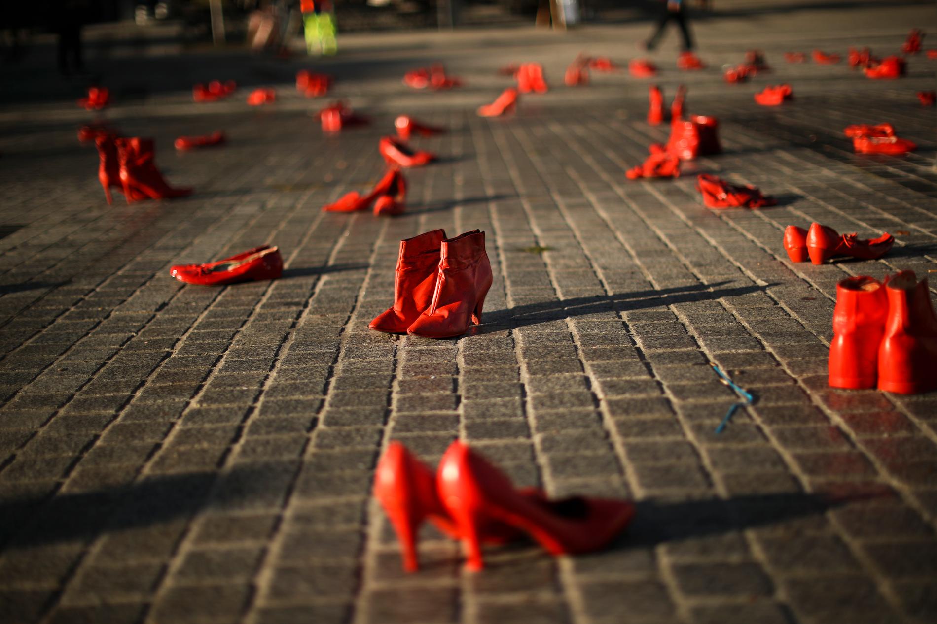 Skor placerades ut som en protest mot kvinnovåld, under en manifestation i Bryssel 2019.