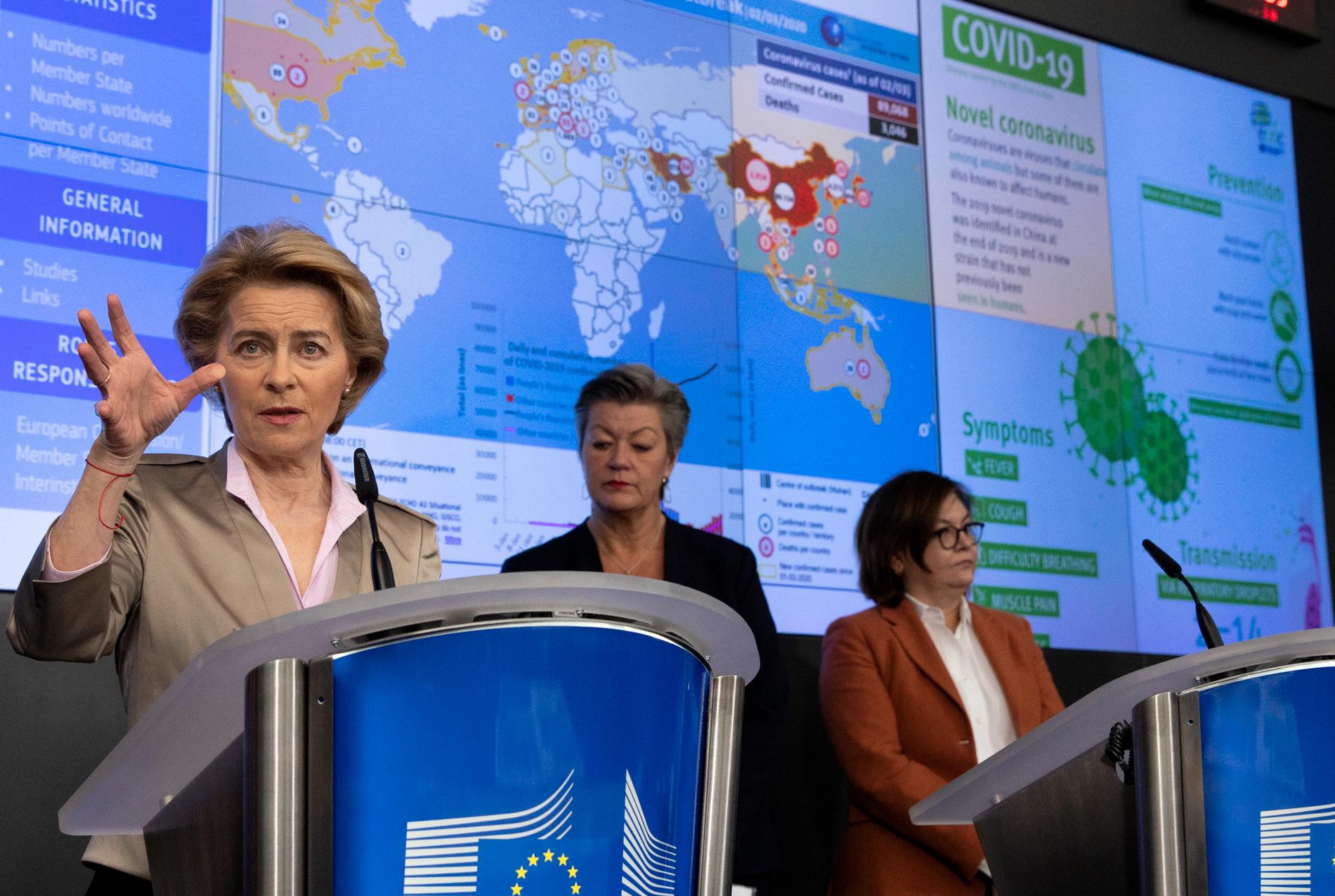 Ordförande Ursula von der Leyen (till vänster) berättar om EU-kommissionens agerande kring coronaviruset tillsammans med inrikeskommissionären Ylva Johansson (mitten) och transportansvariga Adina-Ioana Valean (till höger).