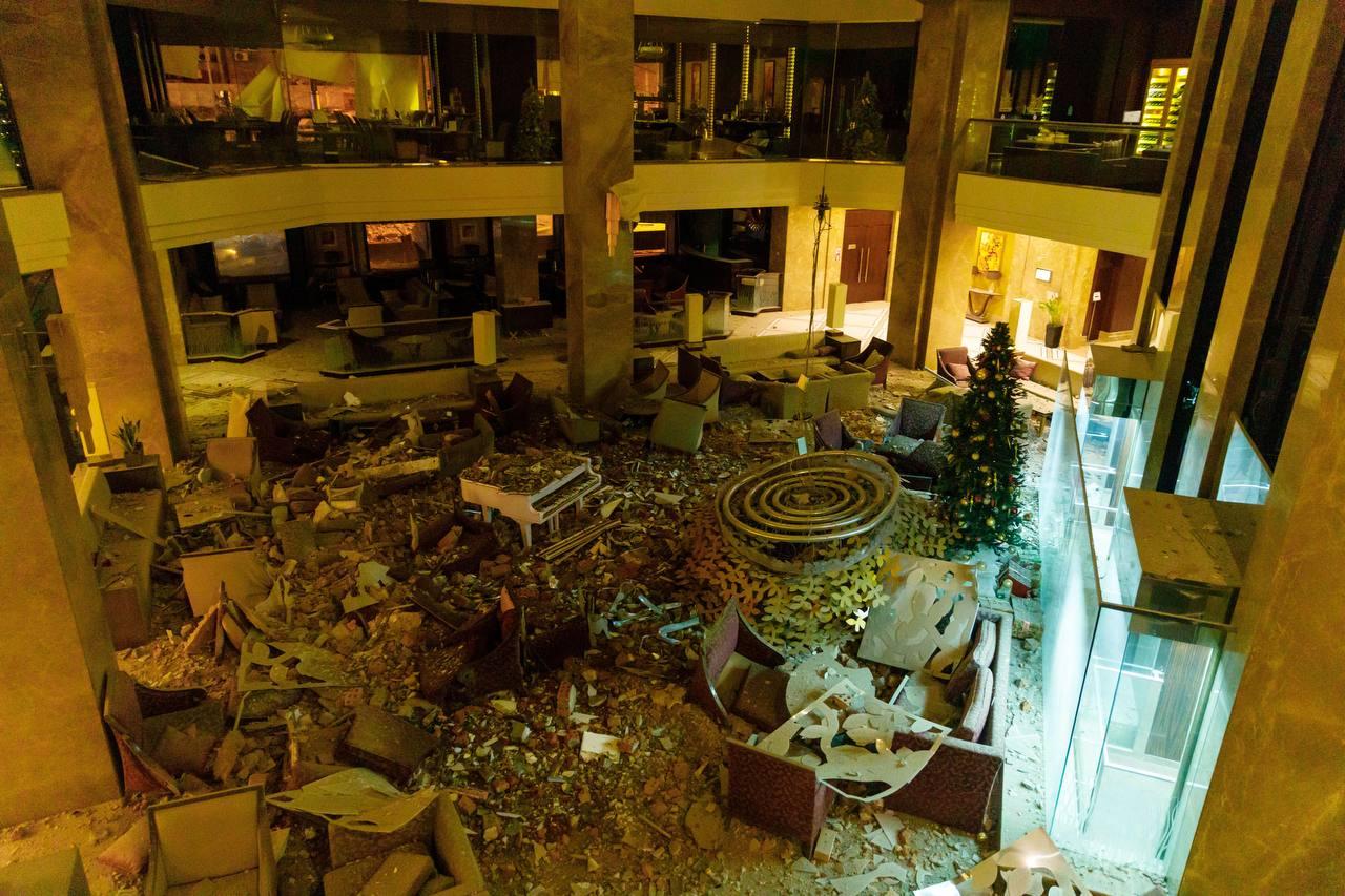 Lobbyn på Kharkiv Palace Hotel efter nattens attack. 
