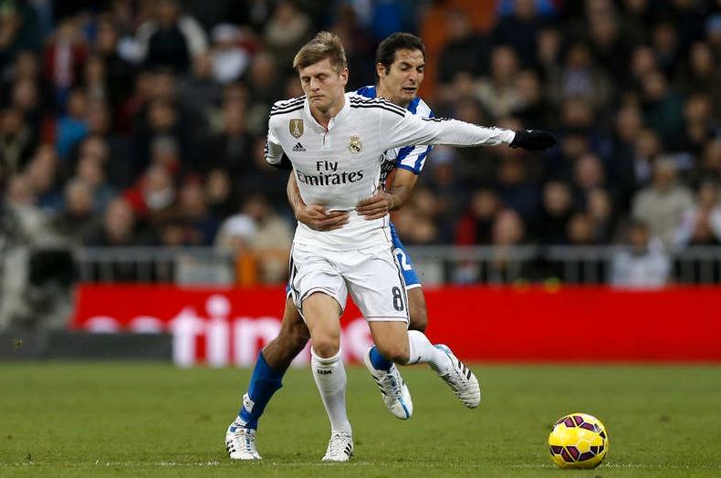 Celso Borges i kamp med Real Madrids Toni Kroos.