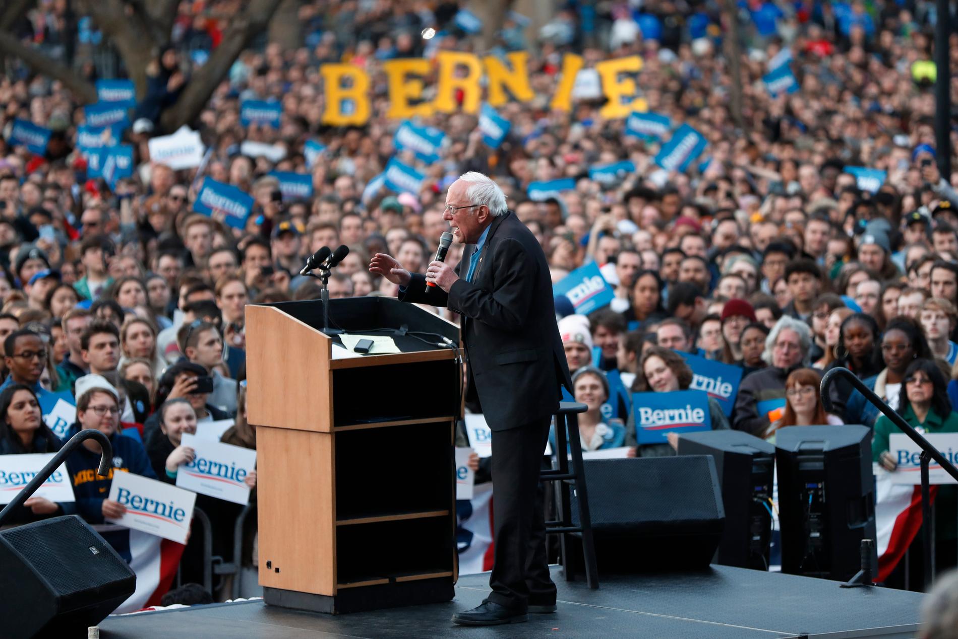 Vermontsenatorn och presidentaspiranten Bernie Sanders kampanjar i Ann Arbor i Michigan.