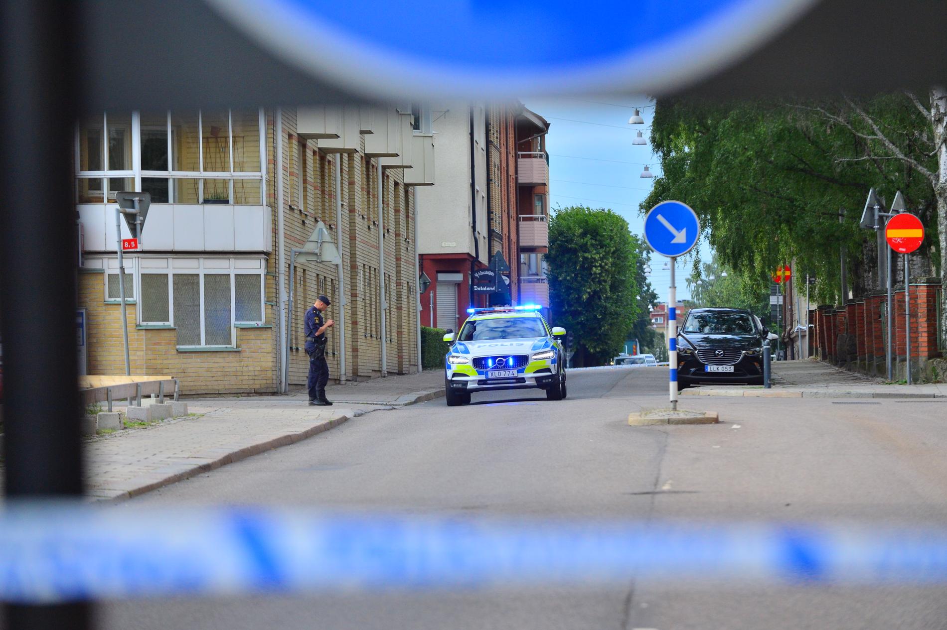 Polisen har spärrat av flera gator i Norrköping.