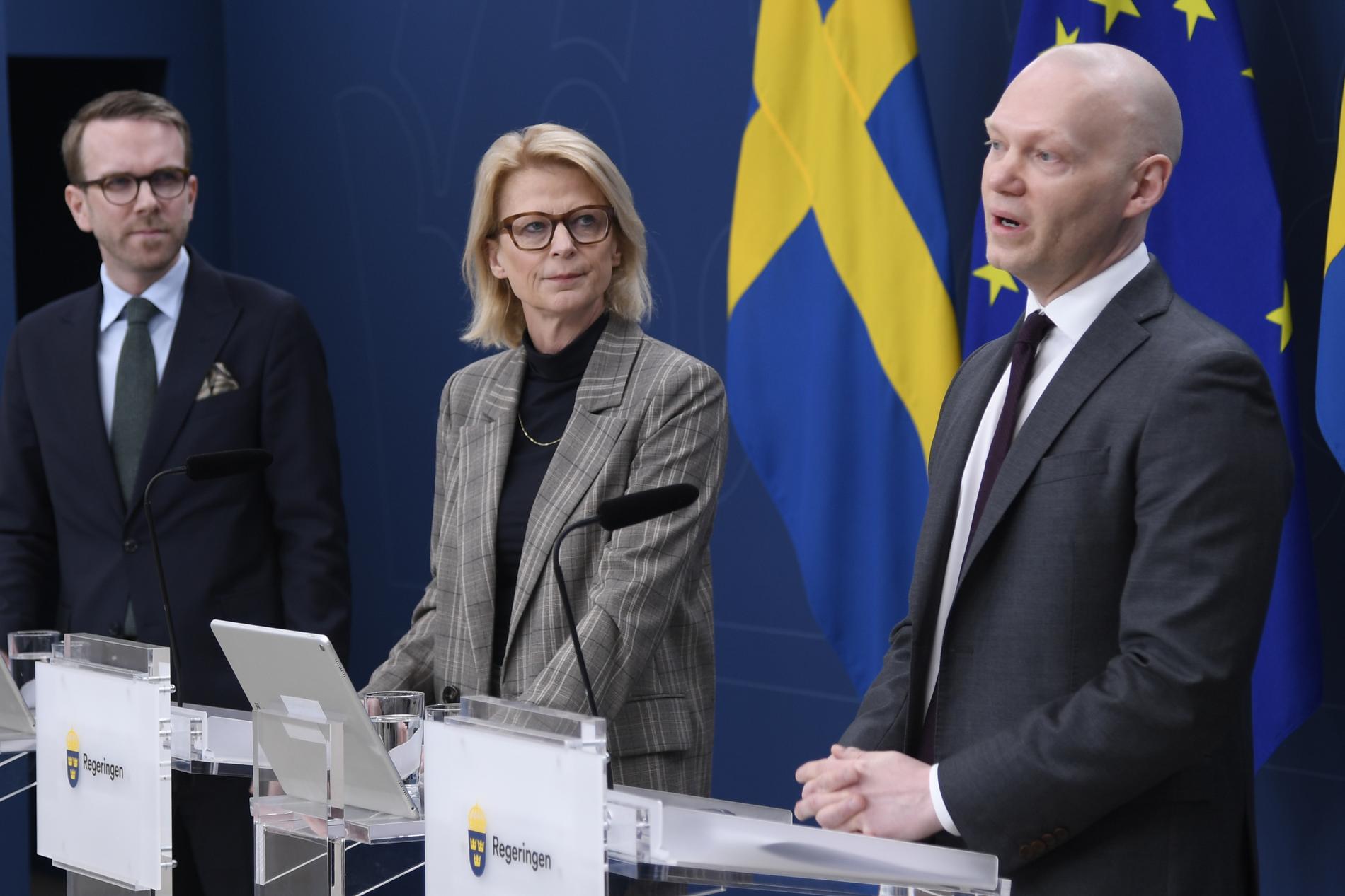 Finansminister Elisabeth Svantesson (M), finansmarknadsminister Niklas Wykman (M) och infrastruktur- och bostadsminister Andreas Carlson (KD) under pressträff om åtgärder för att minska överskuldsättning.