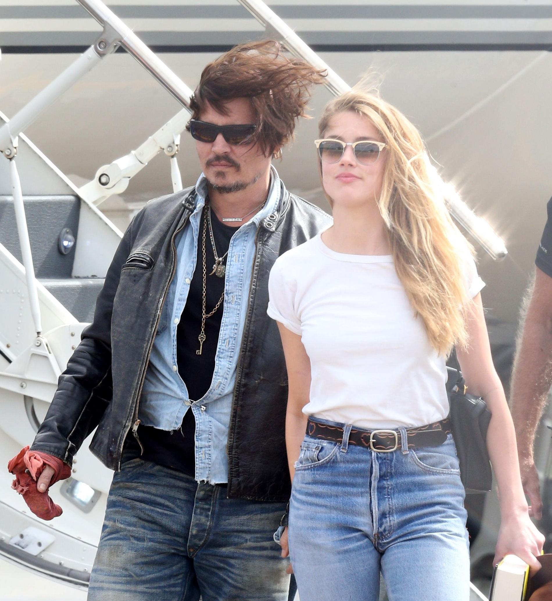 Johnny Depp fick sällskap av nya hustrun, skådespelaren Amber Heard, i Australien.