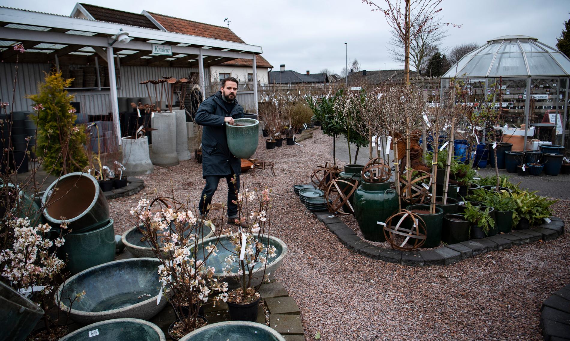 Bobby Seger, vd för Flyinge Plantshop, bland krukor och växter i handelsträdgården utanför Lund.