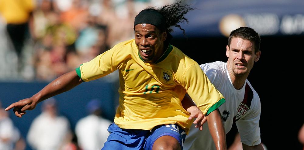 Heath Pearce i närkamp med Ronaldinho 2007.