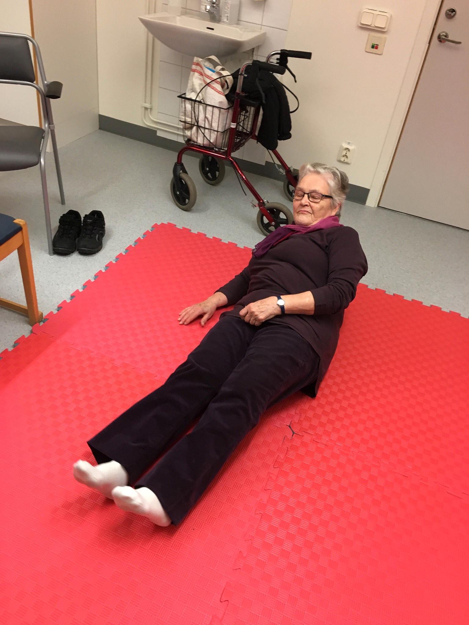 Trots att Linnea Gustafsson, 82, går med rollator så har hon lärt sig att falla på rätt sätt. Det räddade henne från frakturer när hon nyligen snubblade på en tröskel hemma och föll. 