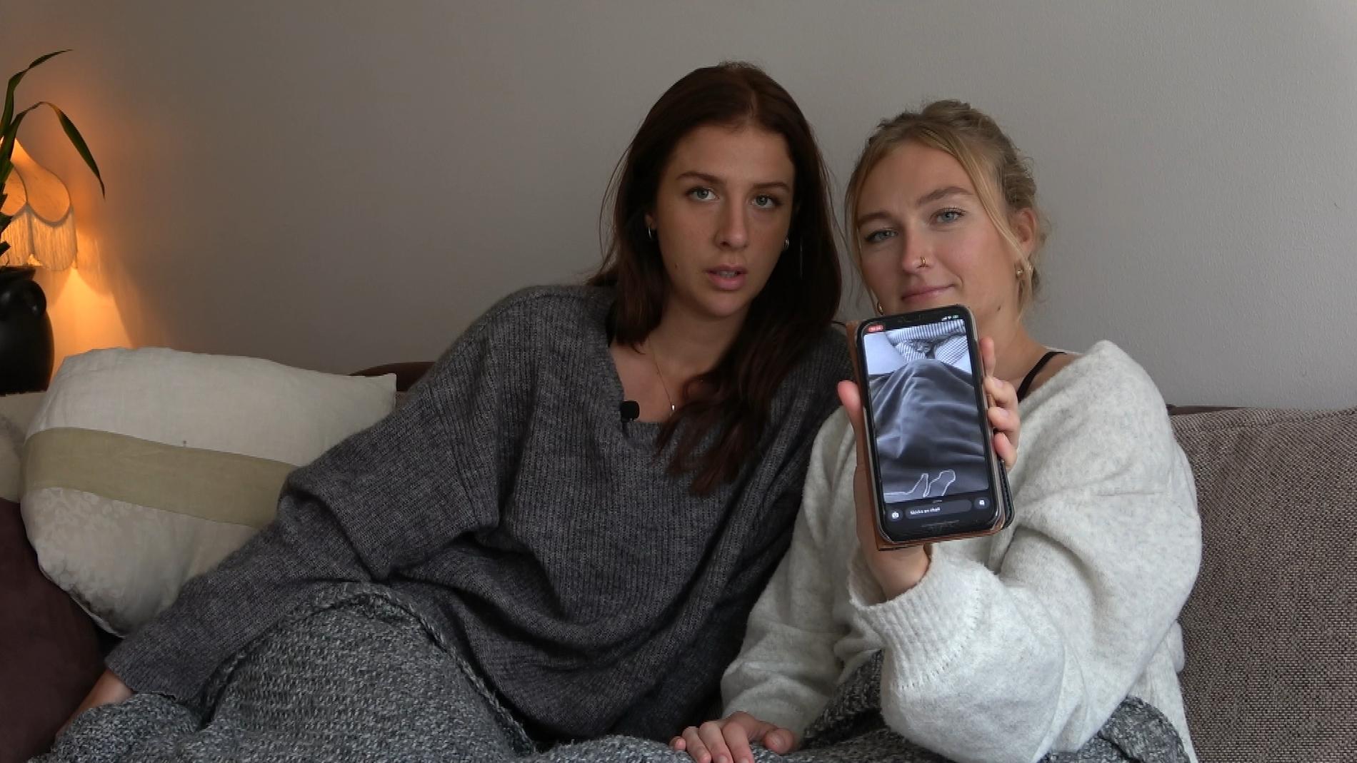 Pressbild för SVT:s nya serie ”Köp mina trosor”. Journalisten Nellie Erberth (till höger) lägger upp kontaktannonser och blir överöst av snoppbilder.