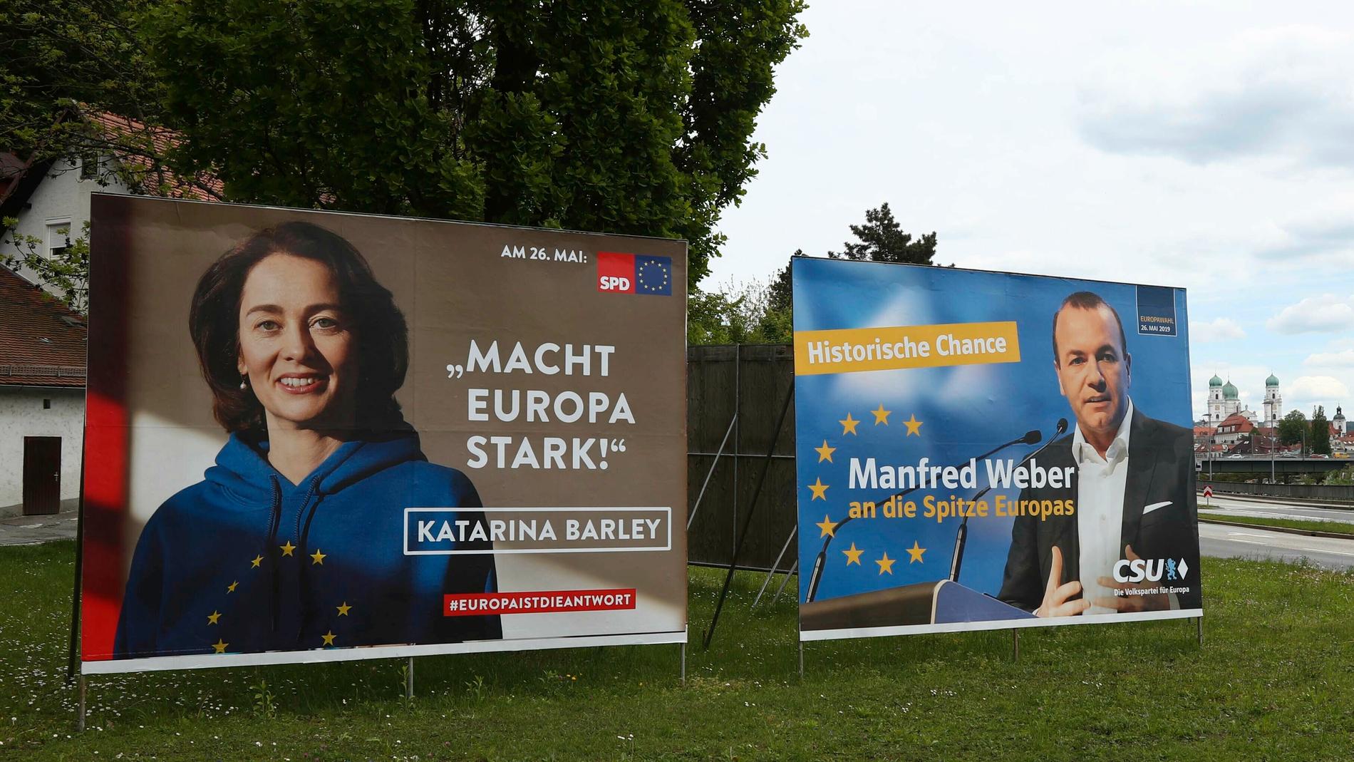 Valaffischer för tyska Socialdemokraterna och bayerska CSU, ett systerparti till Kristdemokraterna, i Passau i södra Tyskland.
