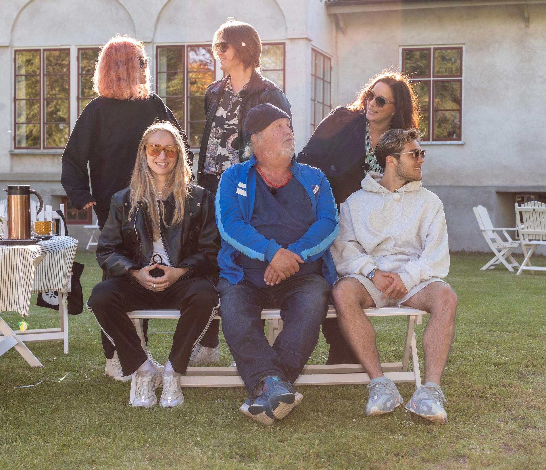 Plura Jonsson och Benjamin Ingrosso tillsammans med Ana Diaz, Markus Krunegård, Lisa Nilsson och Silvana Imam under ”Så mycket bättre”. 