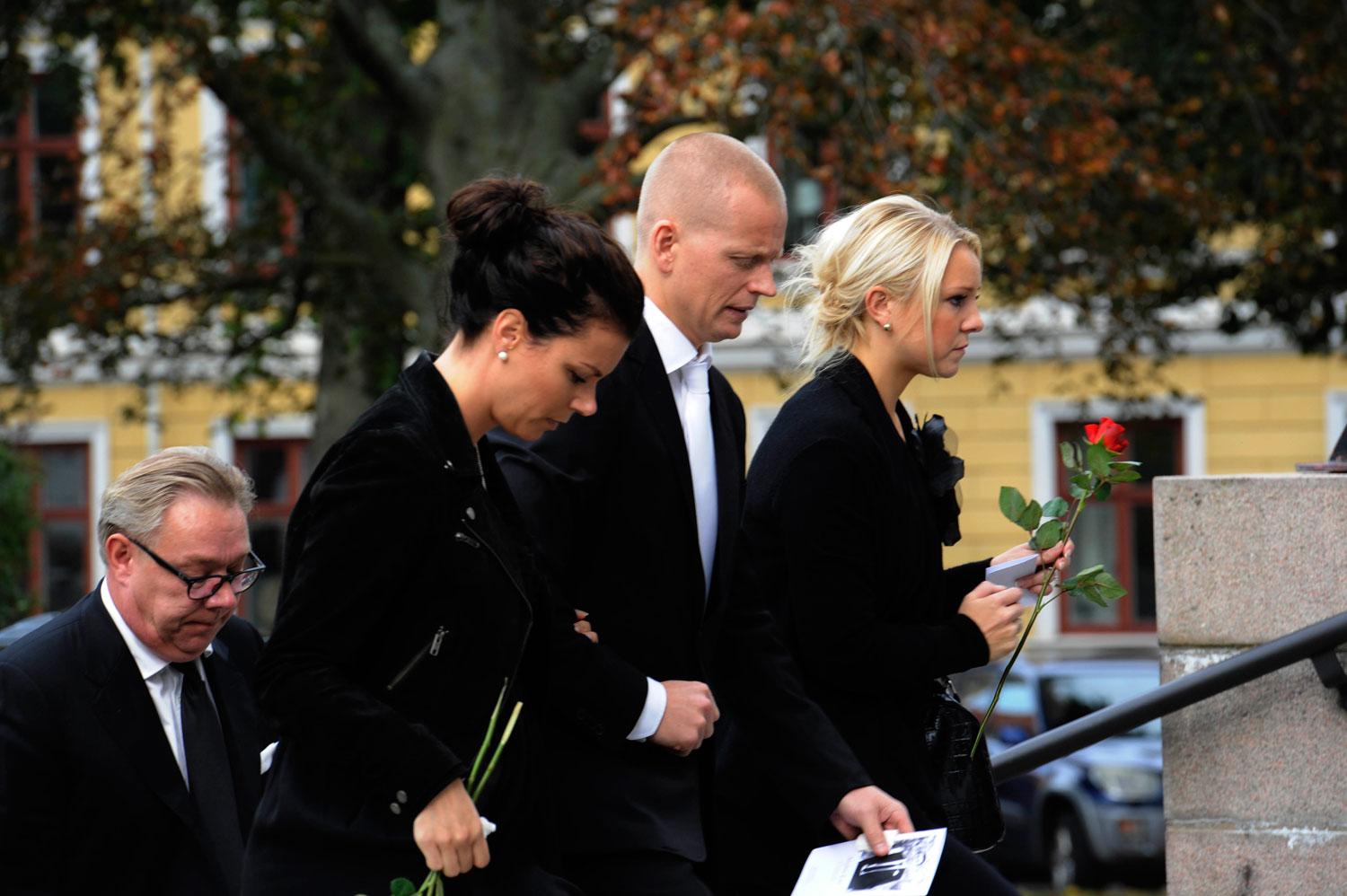 Stefan Livs näre vän Johan Davidsson sörjer under begravningen.