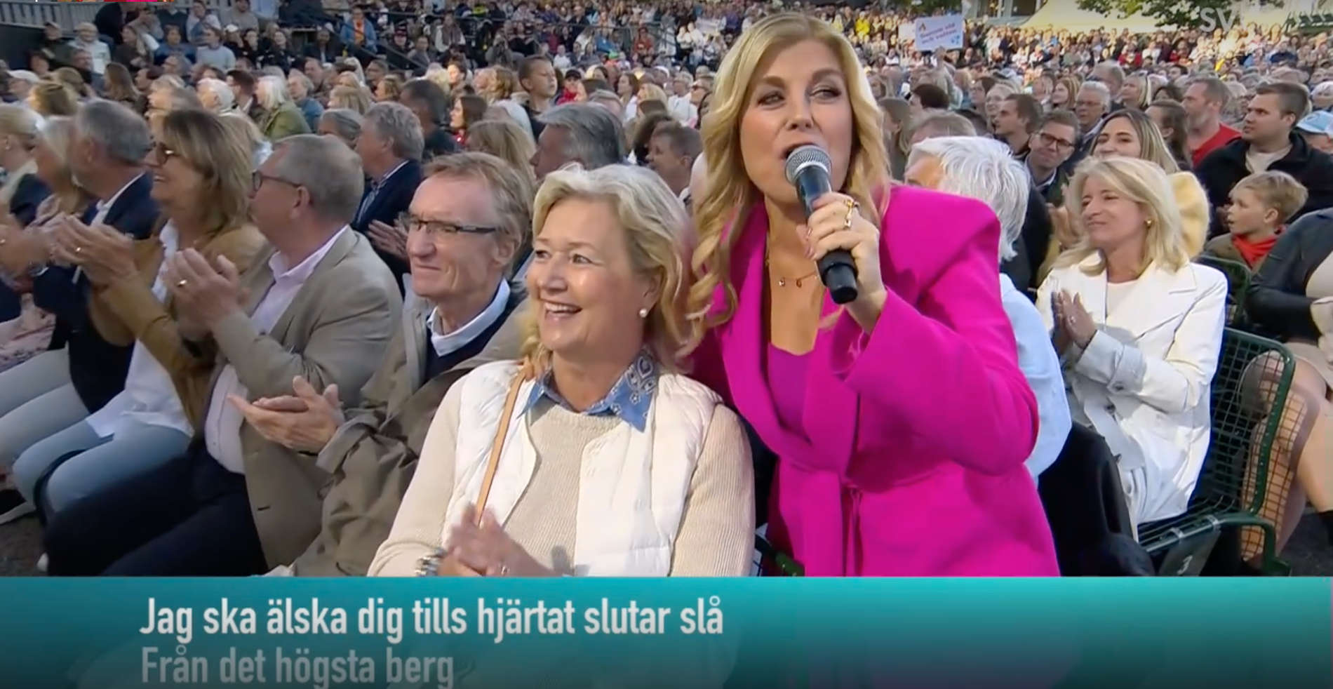 Pernilla Wahlgren sjunger att hon älskar AIK.