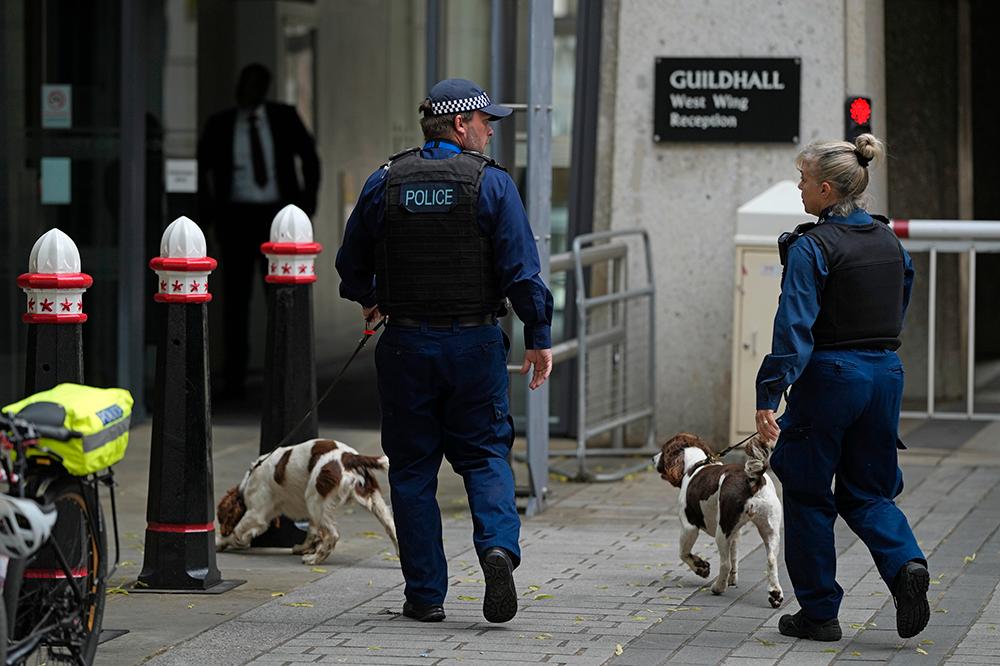 Specialtränade bombhundar söker av Londons gator under drottning Elizabeths begravning. De kommer även att finnas på plats under kung Charles kröning. 