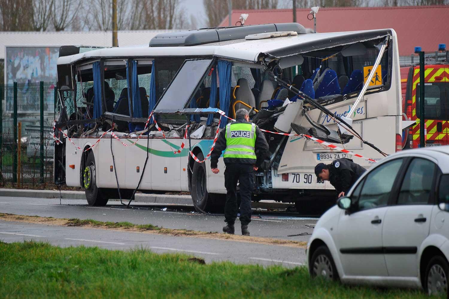 Minst sex barn dog i en bussolycka i Frankrike på torsdagen.