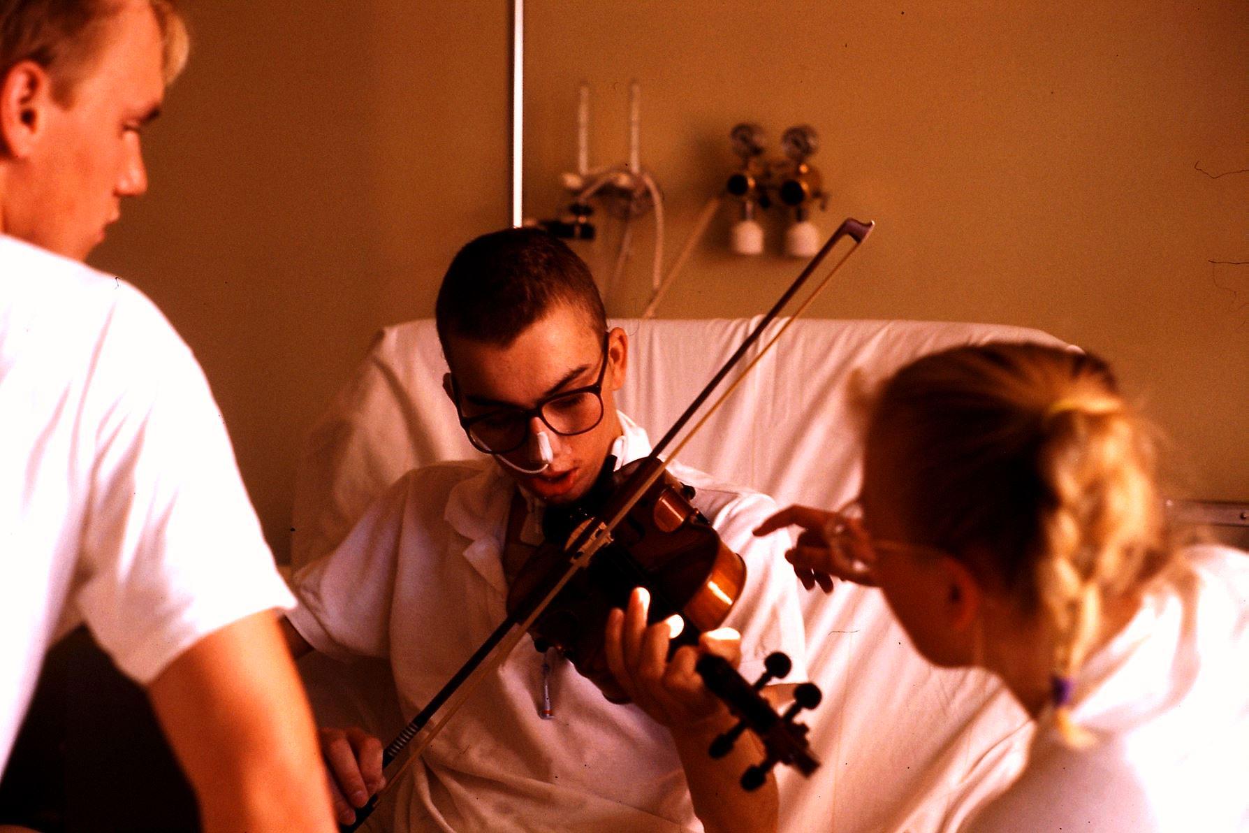 Ulf började spela fiol som 9-åring, och fortsatte hela livet. Här kort efter operationen.