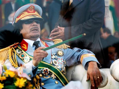 KAN BLI TREDJE TYRANNEN SOM FALLER  Gaddafi ser sig själv som en andlig uttolkare av en nation som enligt honom styrs genom direktdemokrati. Kritiker hävdar dock att han är en tyrann som styr landet hänsynslöst. Medierna i Libyen kontrolleras av staten, och enligt flera människorättsorganisationer fängslas och torteras oliktänkare.