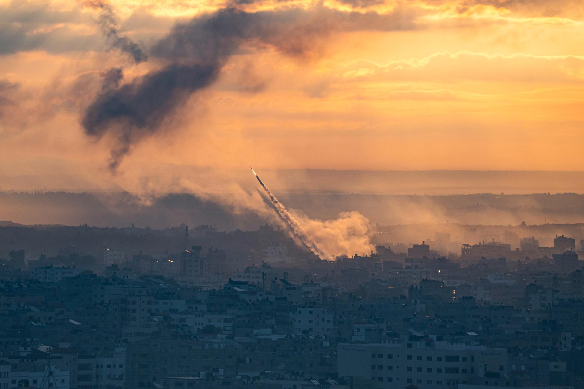 Raket som sköts från Gazaremsan mot Israel lördagen den 7 oktober.