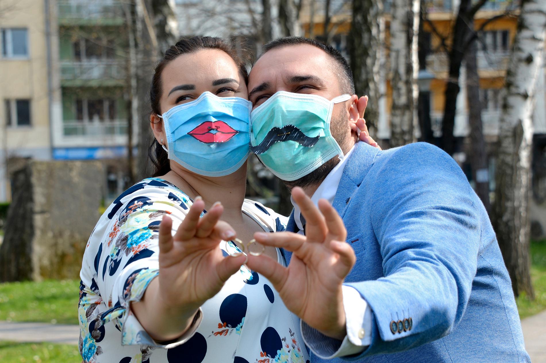 BANJA LUKA, BOSNIEN Nygifta paret Snjezana och Rajko Dacic gläds med ringar och munskydd på lördagen.