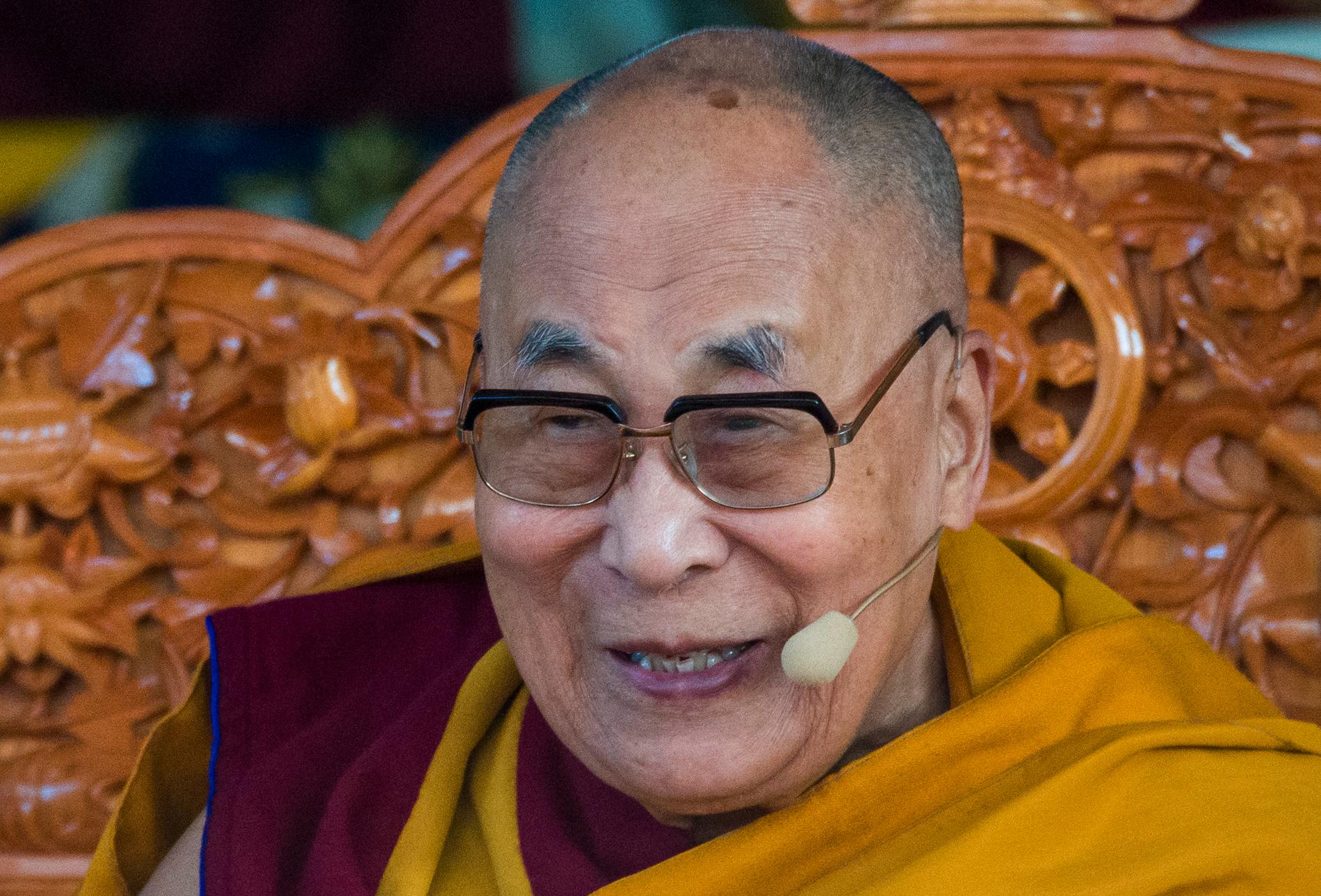 Dalai lama ber om ursäkt för tungincident Dalai lama ber om ursäkt för tungincident