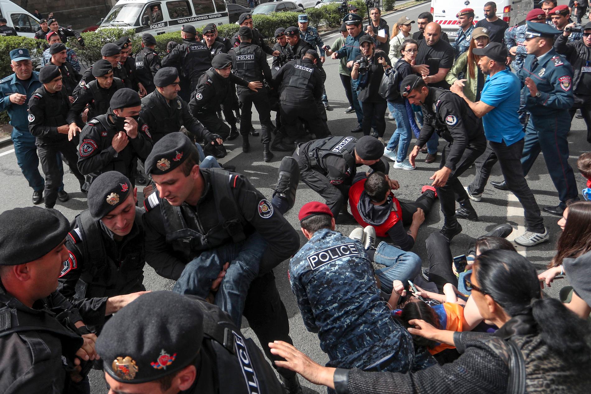 Polisen har gripit 277 deltagare som deltog i en protest i Armeniens huvudstad Jerevan på onsdagen. Bilden är från en demonstration i början av maj då många gripanden också gjordes.