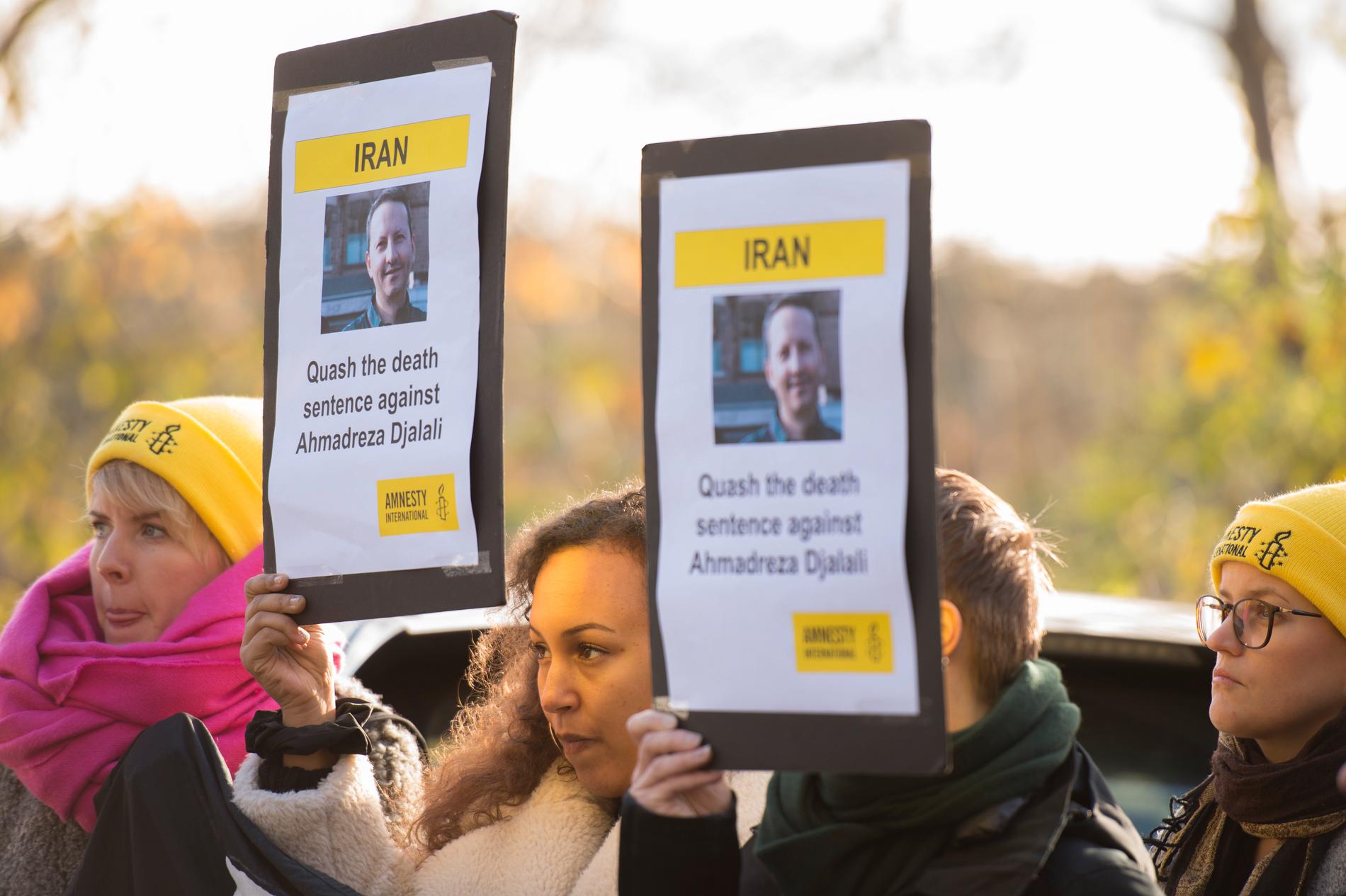 En demonstration utanför Irans ambassad på Lidingö 2017 till stöd för den svenskiranske läkaren Ahmedreza Djalali. Samma år dömdes han till döden i Iran.