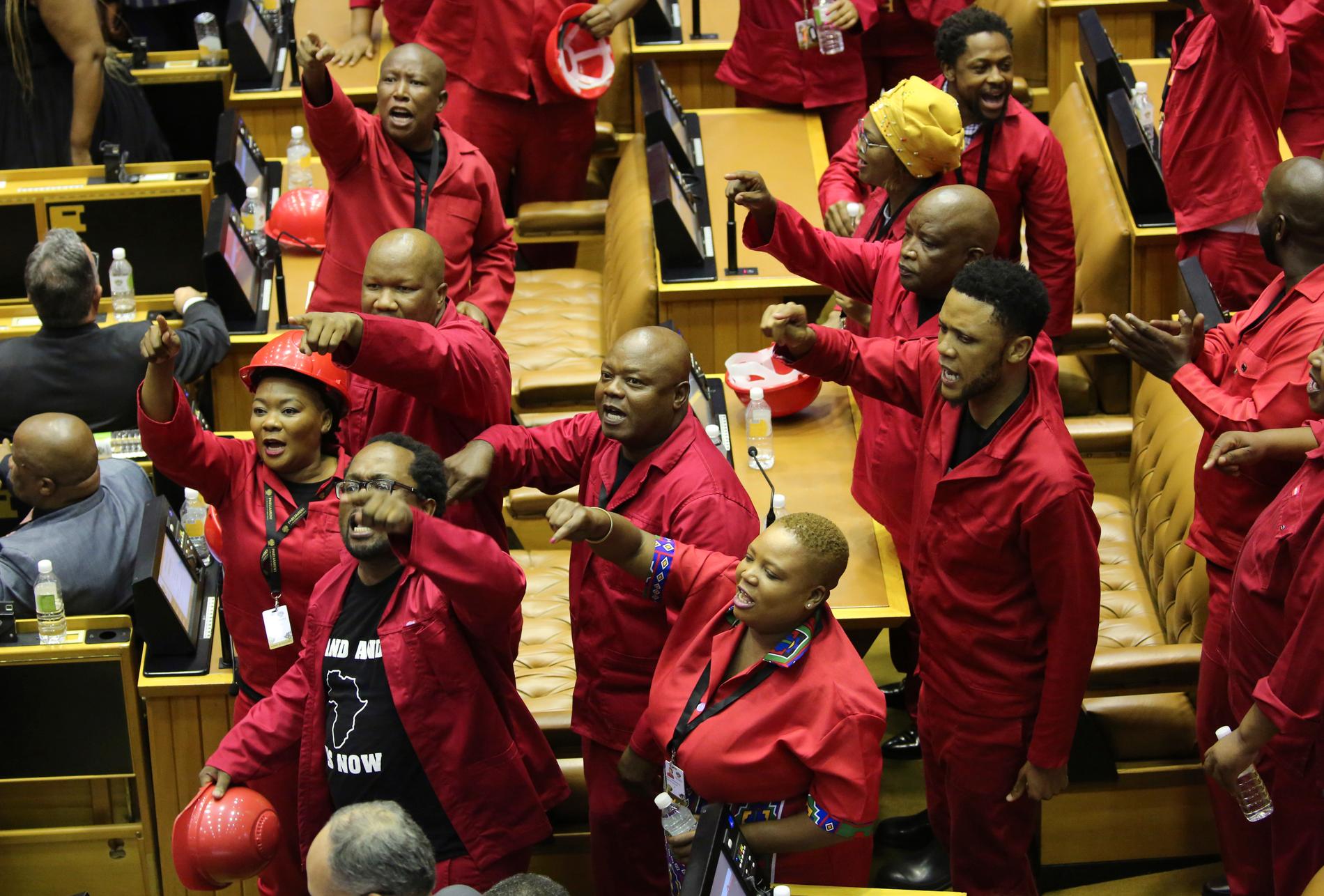 Parlamentsledamöterna i det vänsterpopulistiska oppositionspartiet EFF protesterar när Sydafrikas president Cyril Ramaphosa ska hålla sitt årliga tal till nationen.