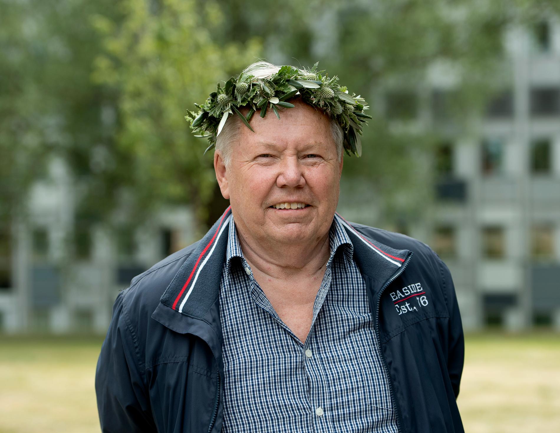 Självbelåtet gav Bert Karlsson en serieentreprenörens Höga visan när han debuterade i ”Sommar i P1”, skriver Staffan Heimerson.