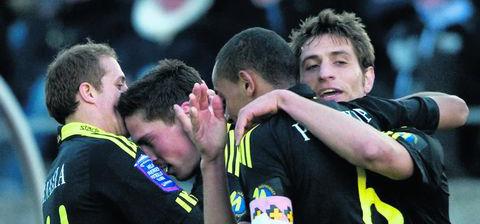 KRISHJÄLP Miran Burgic (andra från vänster) kramas om efter ett av sina två mål mot Kalmar. För krislaget AIK var det årets första seger i allsvenskan.
