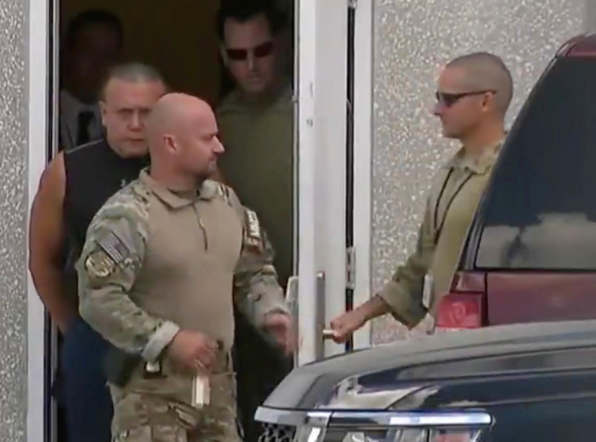 Cesar Sayoc eskorteras ut ur FBI:s lokaler i Miramar, Florida. 