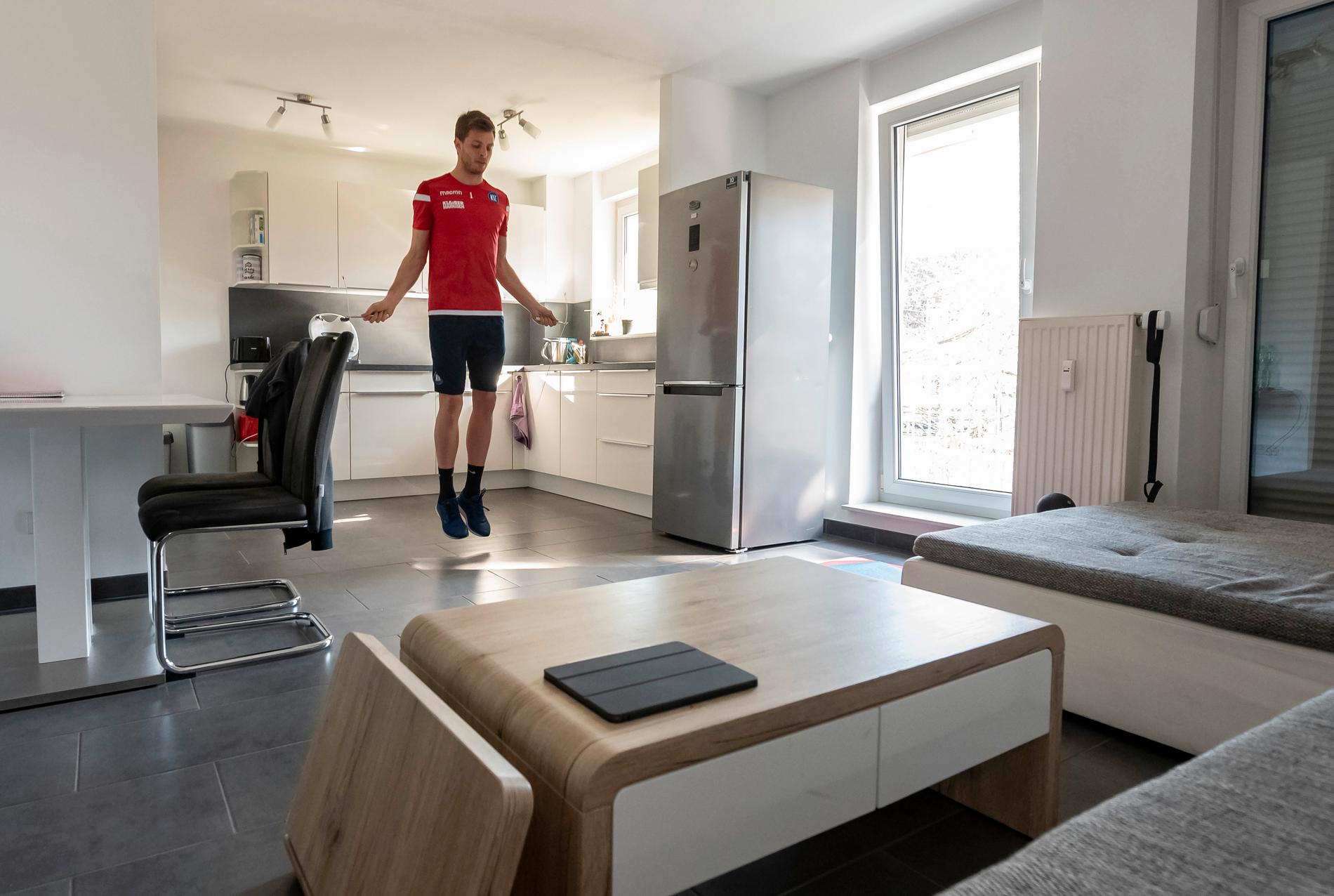 KARLSRUHE, TYSKLAND Fotbollsmålvakten Benjamin Uphoff kör ett pass hopprep hemma i lägenheten på tisdagen. Klubben Karlsruher SC har beordrat vistelse i hemmet.