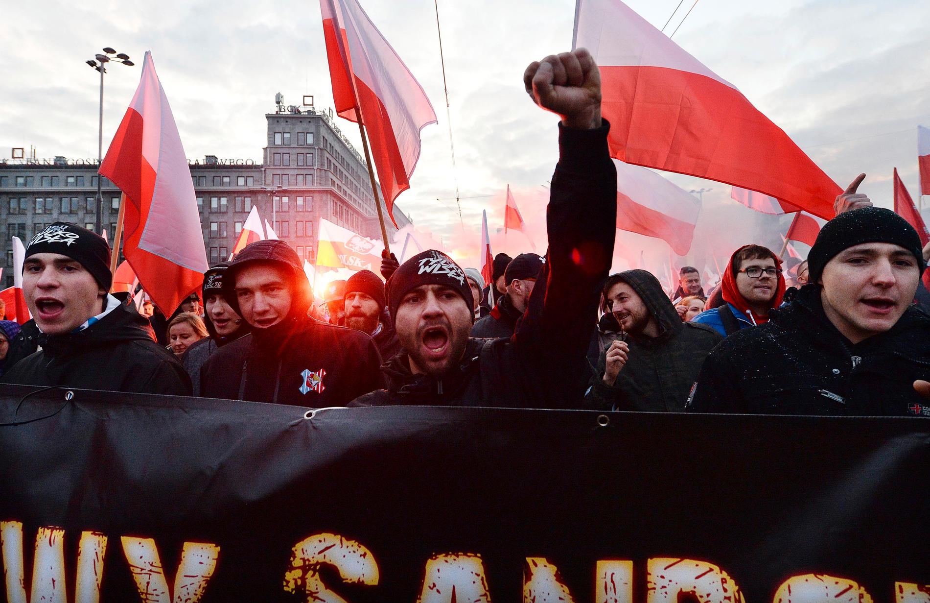Högerextremister och nationalister marscherade i Warszawa för att markera Polens självständighetsdag den 11 november.