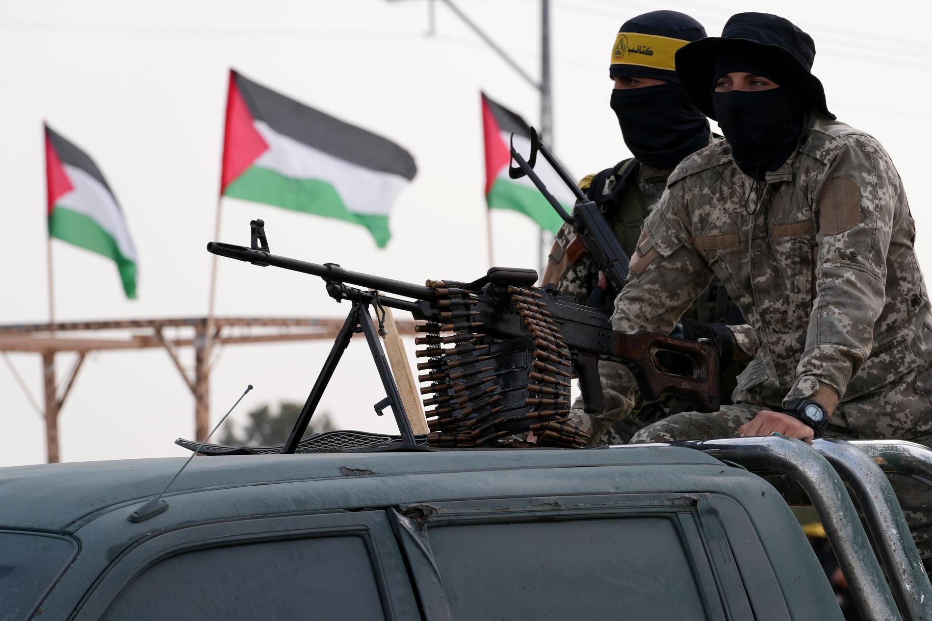 Maskerade palestinska militanter från Al Aqsa Martyrernas Brigader, en milis som kopplas till Fatah-rörelsen.