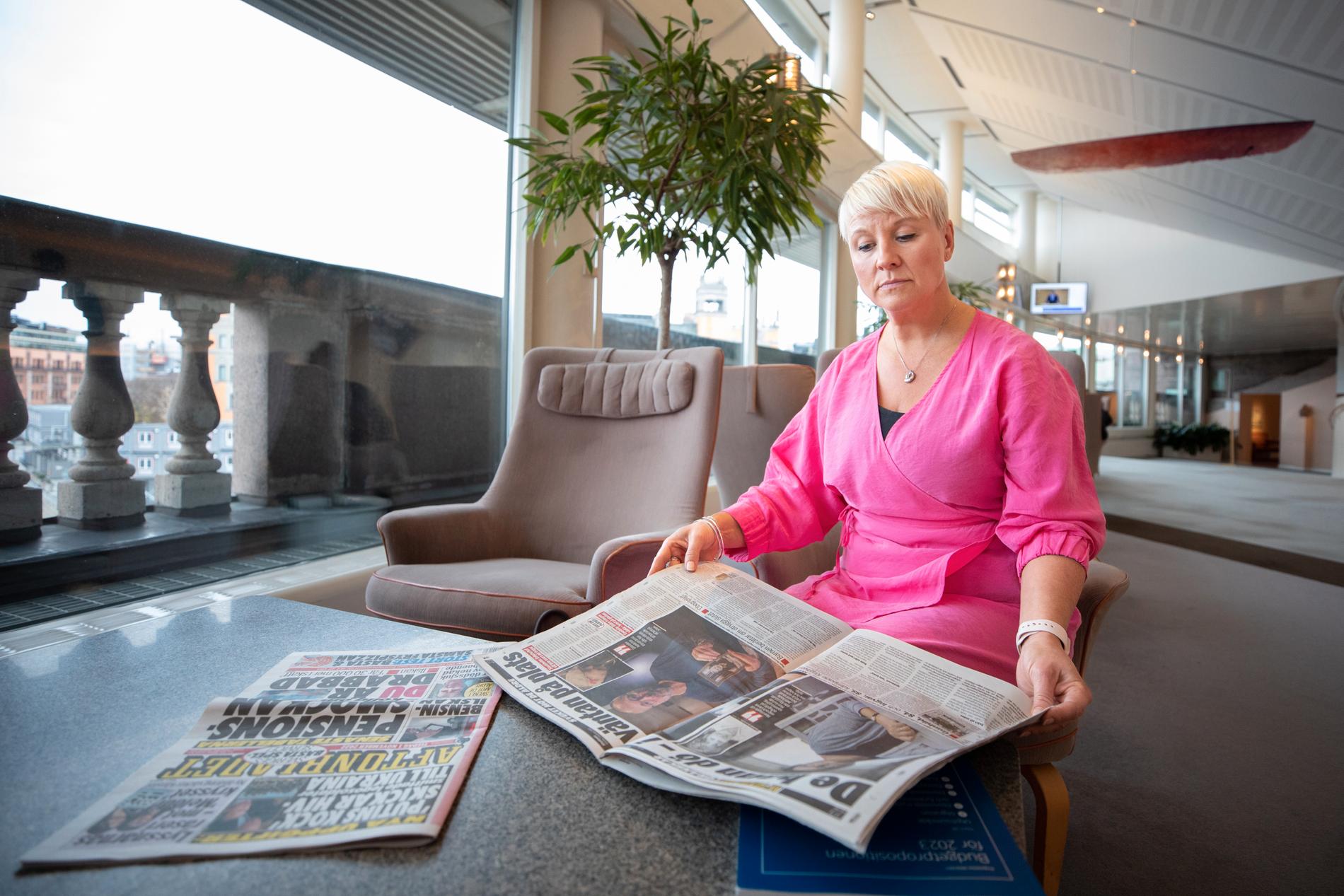 Äldreminister Anna Tenje läser Aftonbladets artiklar. 