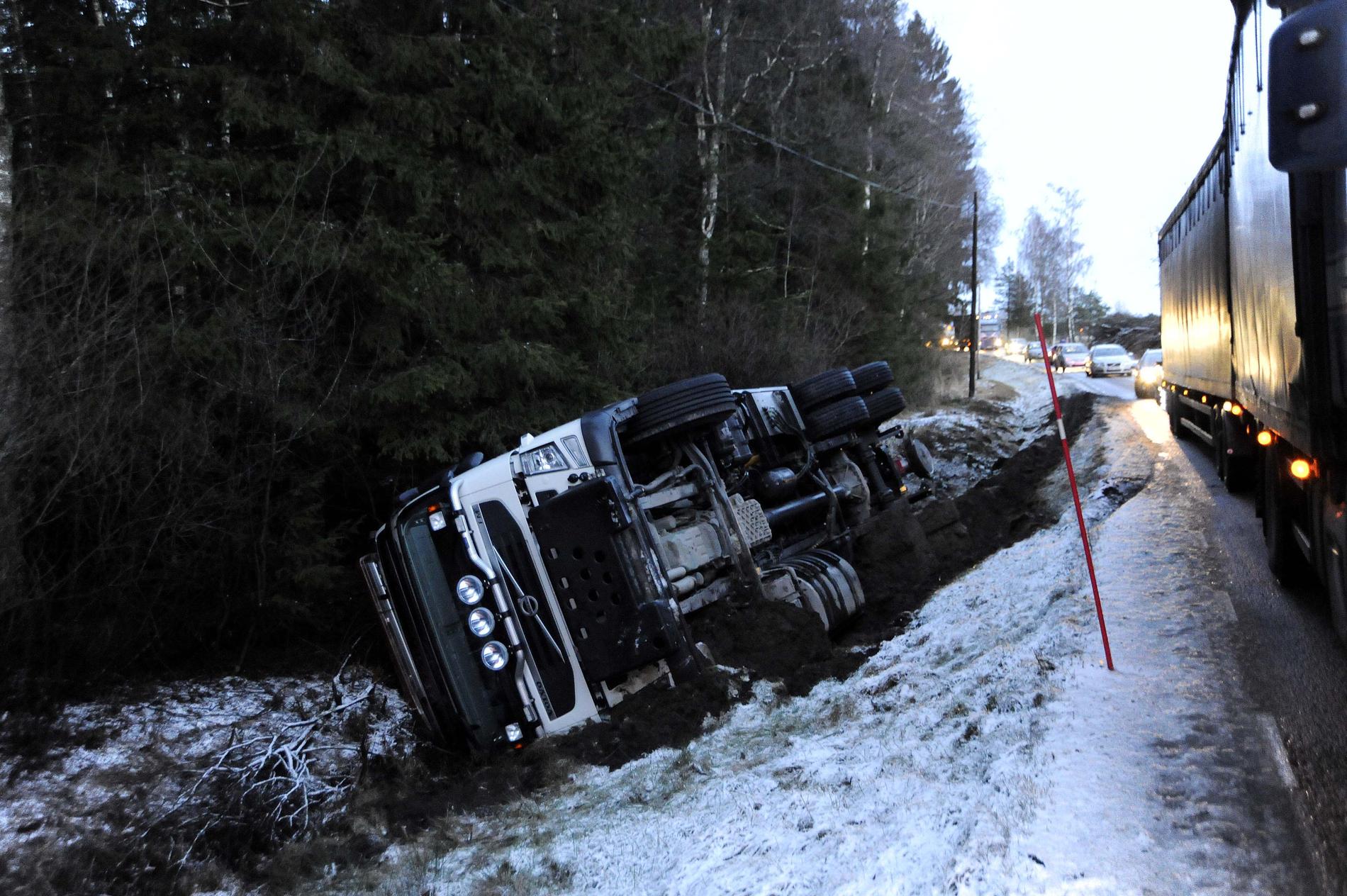 På riksväg 156 ett par kilometer väst om Svenljunga i Västra Götaland kanade saltbilen ner i diket.