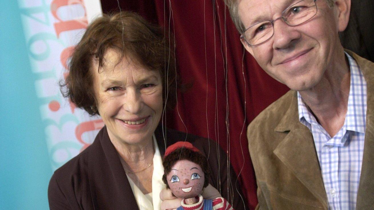 En av Sveriges mest kända barnprogramsledare, Anita Lindman Lamm, har avlidit. Här är hon tillsammans med ”Televinken” och Ola Lundberg, som styrde dockan. Arkivbild från år 2004.