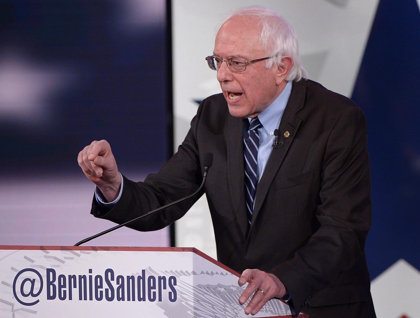 Socialisten Bernie Sanders attackerade Clinton för både Wall Street och Irak-kriget.