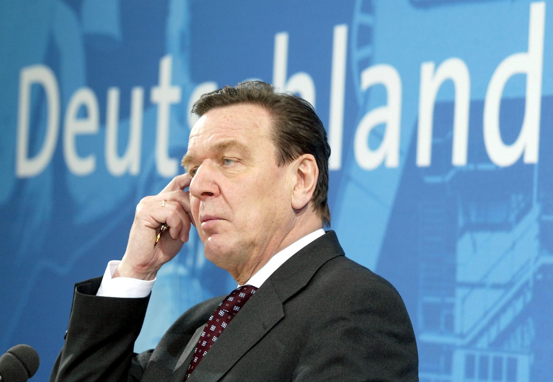 Fästmöns ex-man stämmer Gerhard Schröder