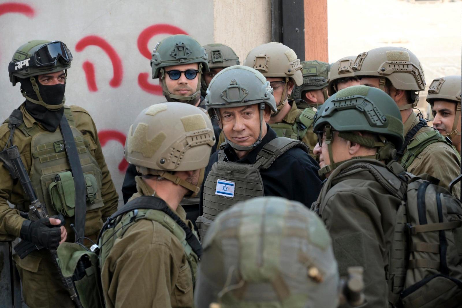 Premiärminister Netanyahu på besök bland trupperna i norra Gaza den 25 december.
