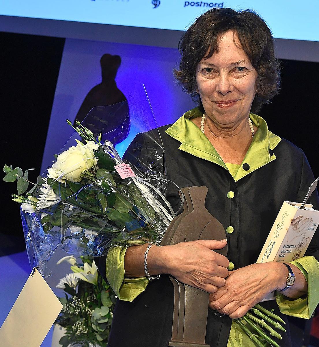 Nina Burton fick Augustpriset i kategorin årets svenska fackbok för sin essä ”Gutenberggalaxens nova”.