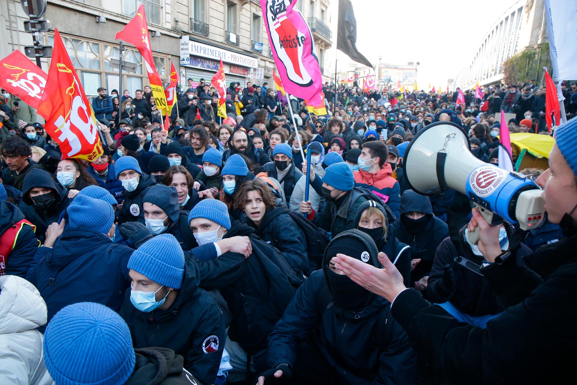 Protester i Paris under söndagen, där olika grupper deltog.