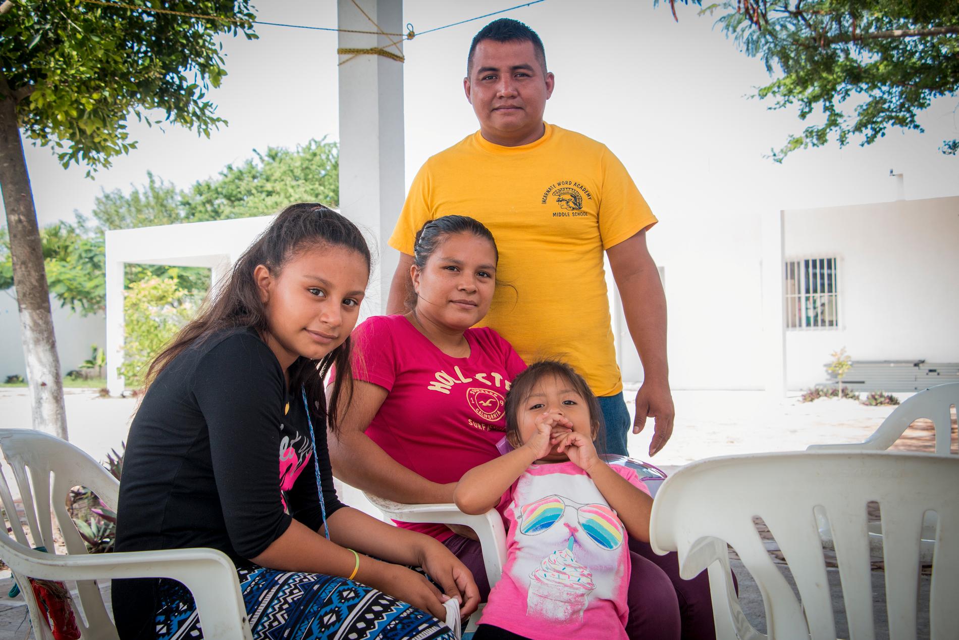 Ana, 32, och Edgar, 29, bestämde sig för att lämna Guatemala för att kunna ge döttrarna Angy, 11, och Ashly, 4, en bättre framtid och säkrare tillvaro. Nu har de väntat i en månad vid Mexikos norra träns, på att få en tid för att kunna ansöka om asyl i USA.