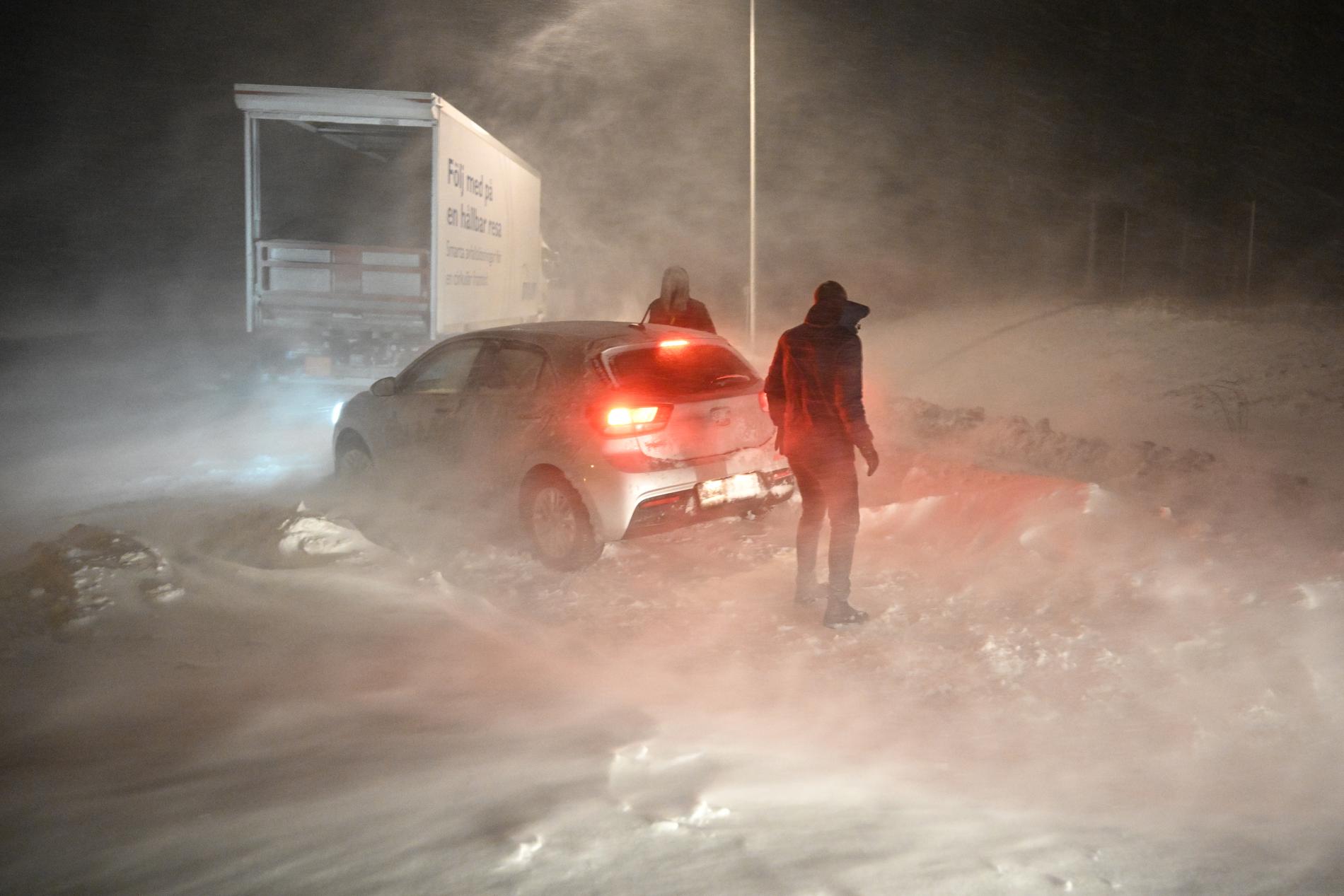 SMHI har utfärdat gula och orangea varningar på grund av hård vind i kombination med snö och halka i södra Sverige.