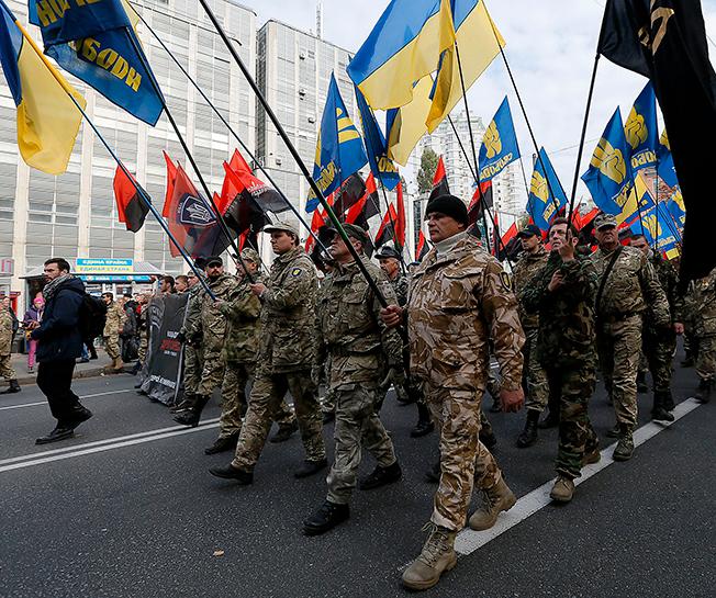 De ukrainska myndigheterna använder sig av nationalister från krigsvana högerradikala grupperingar som Högra sektorn (bilden) för att skrämma och trakassera journalister och aktivister, skriver Ruslan Kotsaba.