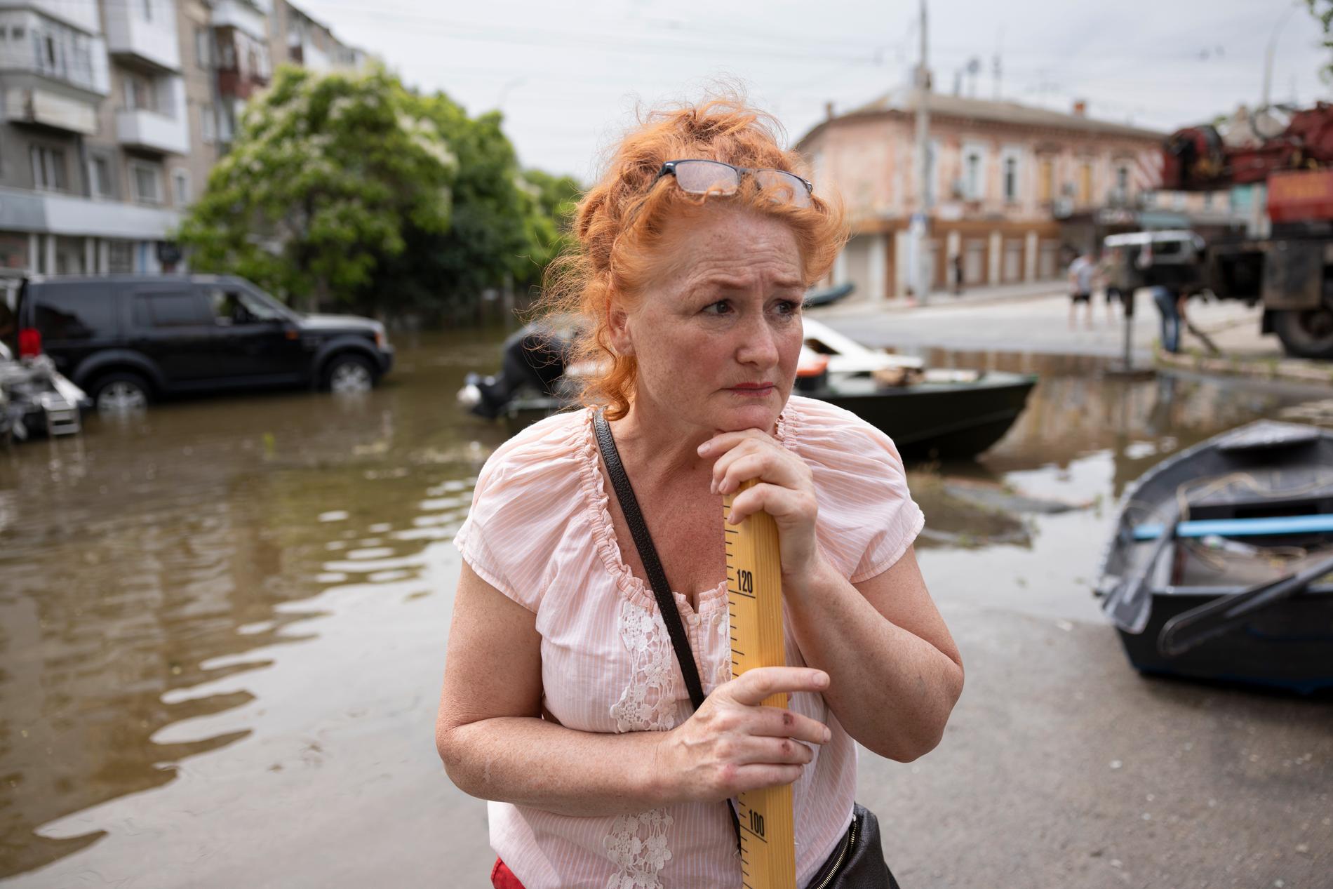 Lora Mysian, 56, på hydrologiska institutet i Mykolaiv, mäter vattennivån i staden. 