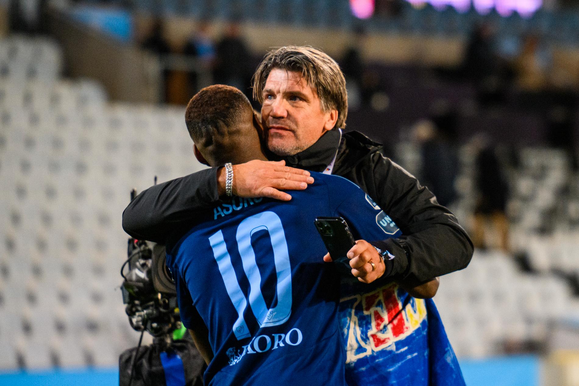 Djurgårdens sportchef Bosse Andersson kramar om Joel Asoro. 