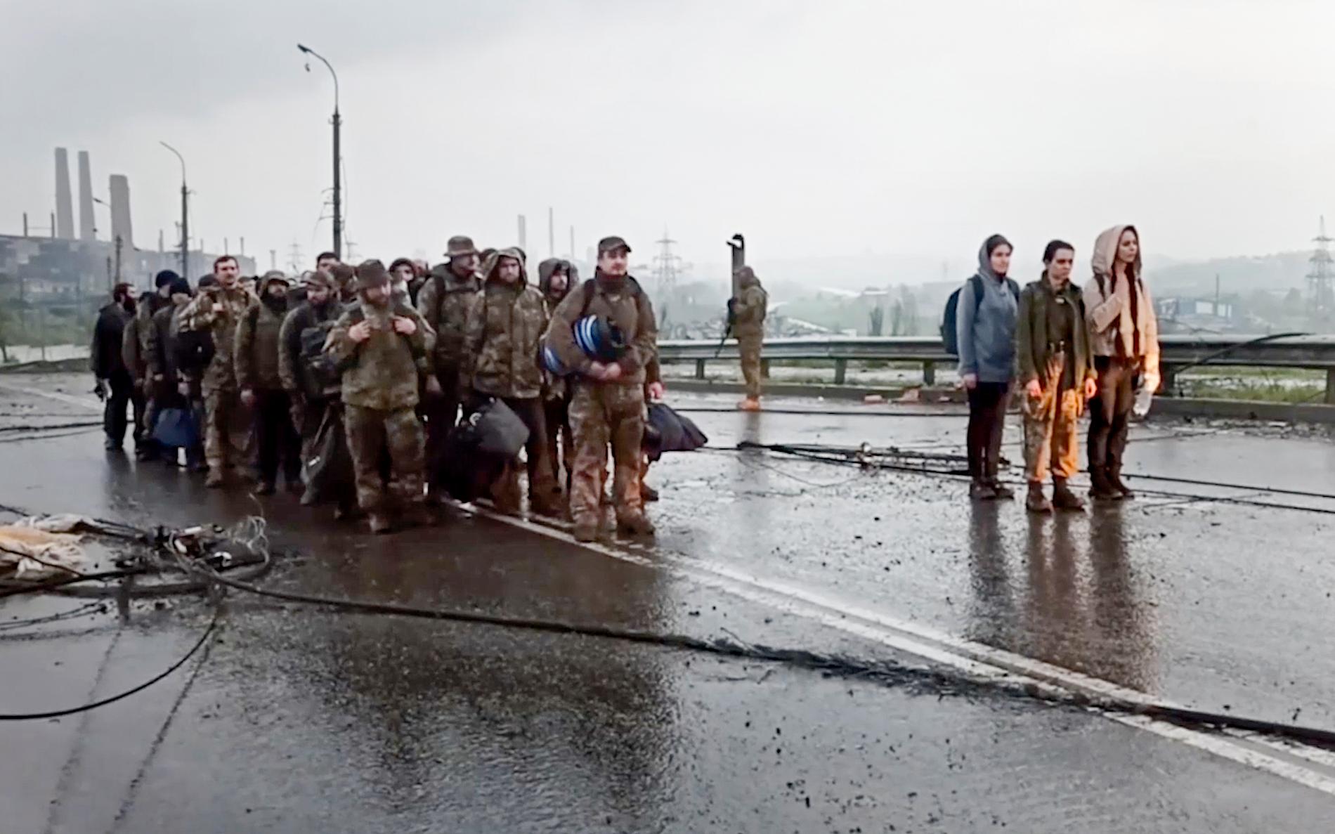 Soldater syns lämna stålverket på en bild från torsdagen.